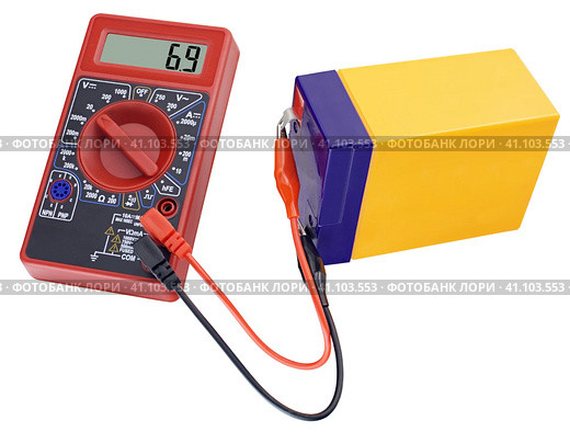 Тестирование аккумуляторной батареи цифровым мультиметром. Testing an acid rechargeable battery with a measuring instrument. Стоковое фото, фотограф Татьяна Д / Фотобанк Лори