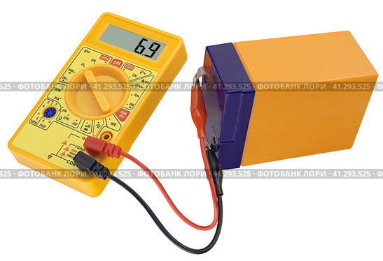 Тестирование аккумуляторной батареи цифровым мультиметром. Testing an acid rechargeable battery with a measuring instrument. Стоковое фото, фотограф Татьяна Д / Фотобанк Лори
