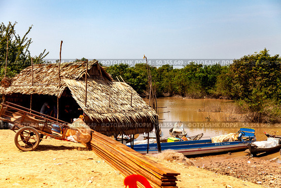 Thatched Home and Waterside Life Along Tonle Sap Lake in Cambodia (2014 год). Редакционное фото, фотограф Aleksandr Golubev / Фотобанк Лори