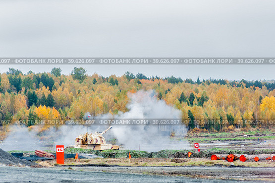The 152 mm howitzer 2S19M2 Msta-S shoots. Russia (2013 год). Редакционное фото, фотограф Сергей Буторин / Фотобанк Лори