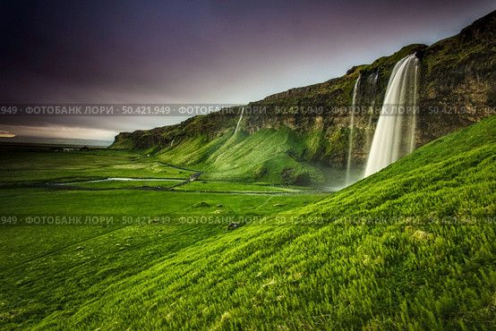 The amazing Seljalandsfoss waterfall in Iceland. Стоковое фото, агентство Ingram Publishing / Фотобанк Лори