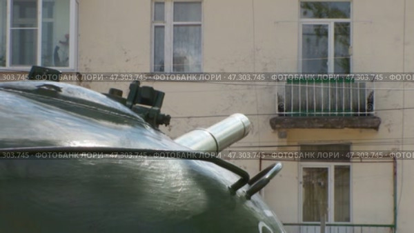 the barrel of the T-62 tank is directed towards a residential building in the summer at the Museum of military equipment in the city of Bor. Стоковое видео, видеограф Алексей Сергеев / Фотобанк Лори