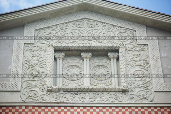 The bas-relief on the facade of a historic building. Стоковое фото, фотограф Наталия Кирсанова / Фотобанк Лори