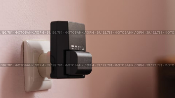 The battery for the camera is charged from an outlet on the wall. Стоковое видео, видеограф Константин Шишкин / Фотобанк Лори