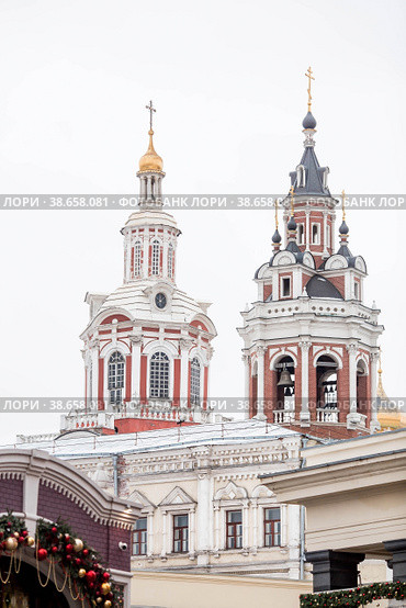 The bell tower of the Zaikonospassky Monastery on Nikolskaya Street (2023 год). Редакционное фото, фотограф Photojuli / Фотобанк Лори