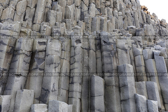 The black sand beach of Reynisfjara basalt column and the mount Reynisfjall from the Dyrholaey promontory, VIK southern coast of Iceland. Стоковое фото, агентство Ingram Publishing / Фотобанк Лори