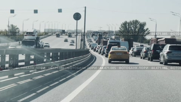 The car pulls up to a traffic jam on the Southeastern chord in the area of Ryazansky Prospekt. Russia. Moscow. 02.09.2024. Редакционное видео, видеограф Ярославский Максим / Фотобанк Лори