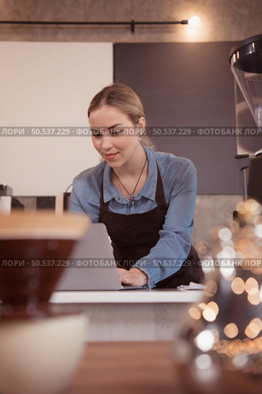 The coffee shop business brings joy, fun, and pride to young people who desire to manage their own business. Стоковое фото, агентство Ingram Publishing / Фотобанк Лори