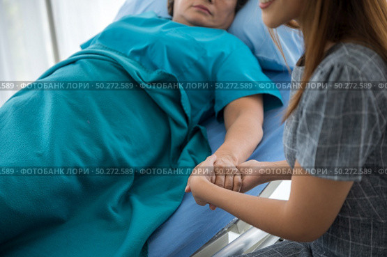 The daughter visits the grandmother who is sick in the hospital. Стоковое фото, агентство Ingram Publishing / Фотобанк Лори