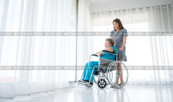 The daughter visits the grandmother who is sick in the hospital. Стоковое фото, агентство Ingram Publishing / Фотобанк Лори