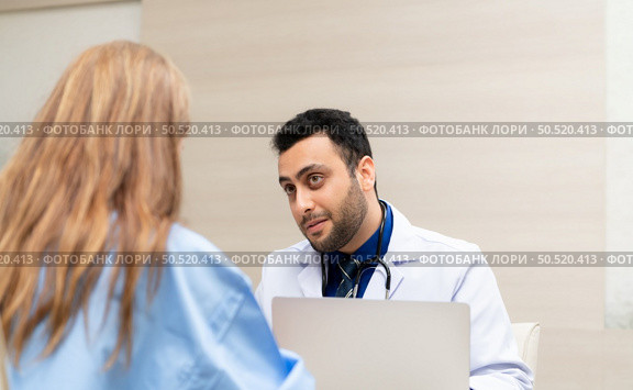 The doctor did a daily check-up and talked about the serious illness that had happened to the girl. to know the progress of treatment. Стоковое фото, агентство Ingram Publishing / Фотобанк Лори
