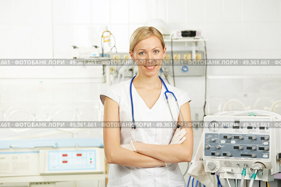 The doctor in resuscitation. The doctor with a statoscope smiles against a resuscitation interior. Стоковое фото, агентство Ingram Publishing / Фотобанк Лори
