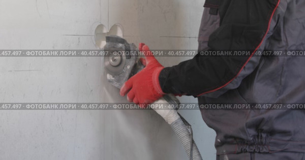 The electrician cuts the wire channel with a circular saw. Professional power tool. Стоковое видео, видеограф Юрий Поздников / Фотобанк Лори