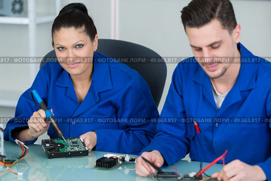 the electronic students soldering components. Стоковое фото, агентство Ingram Publishing / Фотобанк Лори