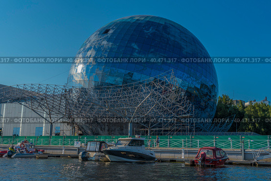 The floating ship "Irbensky" at dawn on the embankment of the historical fleet of the Museum of the World Ocean, Kaliningrad, Russia. Translation: "Irbensky". (2020 год). Редакционное фото, фотограф Анна Кривицкая / Фотобанк Лори