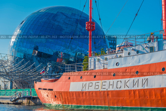 The floating ship "Irbensky" at dawn on the embankment of the historical fleet of the Museum of the World Ocean, Kaliningrad, Russia. Translation: "Irbensky". (2020 год). Редакционное фото, фотограф Анна Кривицкая / Фотобанк Лори