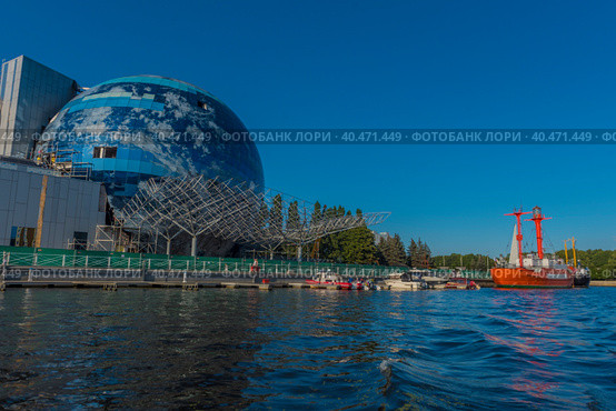The floating ship "Irbensky" at dawn on the embankment of the historical fleet of the Museum of the World Ocean, Kaliningrad, Russia. Translation: "Irbensky". (2020 год). Редакционное фото, фотограф Анна Кривицкая / Фотобанк Лори