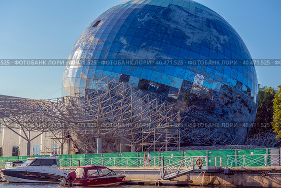 The floating ship "Irbensky" at dawn on the embankment of the historical fleet of the Museum of the World Ocean, Kaliningrad, Russia. Translation: "Irbensky". (2020 год). Редакционное фото, фотограф Анна Кривицкая / Фотобанк Лори