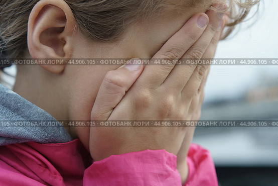 The girl covered her face with her hands. 2019. Редакционное фото, фотограф YuryKara / Фотобанк Лори