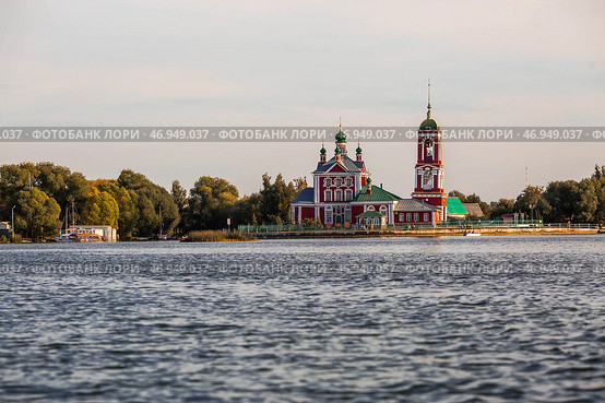 The Golden Ring of Russia, the city of Pereslavl-Zalessky. The Church of the Forty Sevastian Martyrs is reflected at sunset in Pleshcheyev Lake. Стоковое фото, фотограф Photojuli / Фотобанк Лори