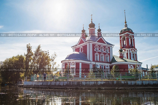 The Golden Ring of Russia, the city of Pereslavl-Zalessky. The Church of the Forty Sevastian Martyrs is reflected in the afternoon in Pleshcheyev Lake. Стоковое фото, фотограф Photojuli / Фотобанк Лори