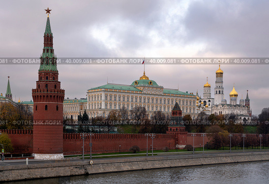 The Grand Kremlin Palace, the Blagoveshchenskaya and Vodovzvodnaya Towers of the Kremlin Wall and the ensemble of the Kremlin Cathedral Square from the embankment of the Moskva River, Moscow, Russia. Стоковое фото, фотограф Ula Ulachka / Фотобанк Лори