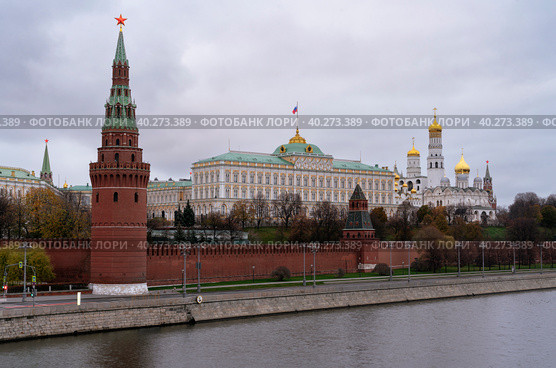 The Grand Kremlin Palace, the Blagoveshchenskaya and Vodovzvodnaya Towers of the Kremlin Wall and the ensemble of the Kremlin Cathedral Square from the embankment of the Moskva River, Moscow, Russia. Стоковое фото, фотограф Ula Ulachka / Фотобанк Лори