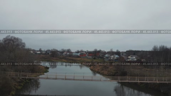 The gray autumn river carries its cold waters under a gloomy cloudy sky. Autumn rural landscape before winter. Стоковое видео, видеограф Ярославский Максим / Фотобанк Лори