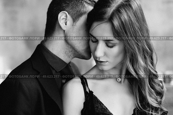 the guy hugs the girl from behind, she tilted her head in his direction. Стоковое фото, агентство Ingram Publishing / Фотобанк Лори