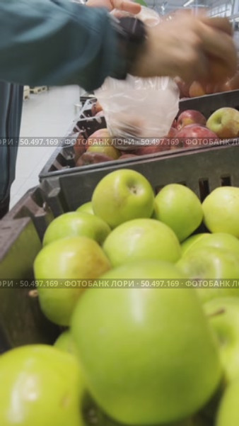 The hand selects the red apples on the store counter. Russia. Moscow. 26.06.25. Стоковое видео, видеограф Ярославский Максим / Фотобанк Лори