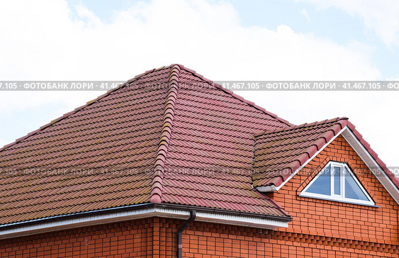 The house with a roof of classic tiles. Стоковое фото, фотограф Леонид Еремейчук / Фотобанк Лори
