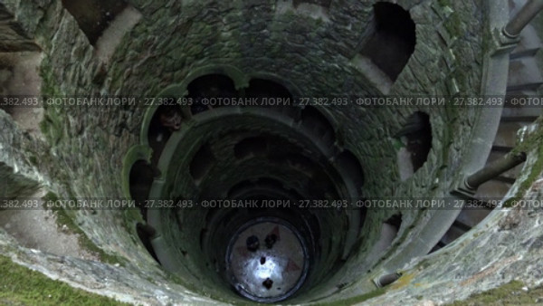 The Initiation Wells (Inverted tower) in Quinta da Regaleira estate. Sintra. Portugal (2017 год). Редакционное видео, видеограф Сергей Пристяжнюк (Serg Zastavkin) / Фотобанк Лори