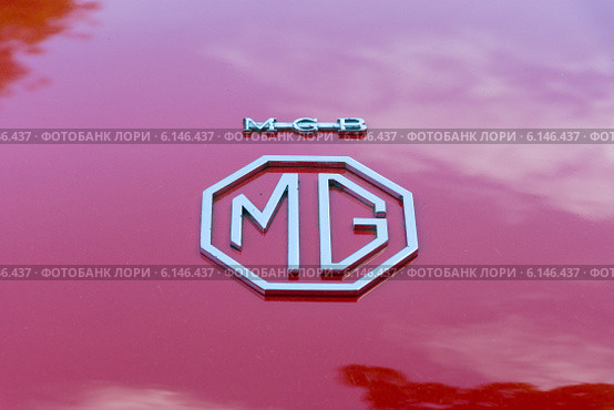 The logo of the sports car MG MGB 1800 convertible (2014 год). Редакционное фото, фотограф Sergey Kohl / Фотобанк Лори