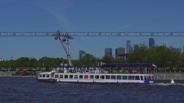 The Luzhniki cable car across the Moskva River against the backdrop of the skyscrapers of Moscow City. Russia. Moscow. 01.05.24 (2024 год). Редакционное видео, видеограф Ярославский Максим / Фотобанк Лори