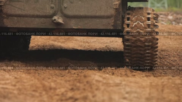 The military tank tracks grip the earth, emphasizing the strength and mobility of this formidable ground vehicle. Стоковое видео, видеограф Даниил Хабаров / Фотобанк Лори