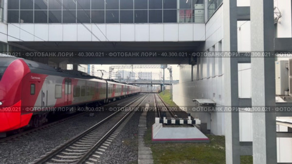 The Moscow Time high-speed train leaves the Locomotive station in Moscow.Russia. Moscow. 11.04.2023. Стоковое видео, видеограф Ярославский Максим / Фотобанк Лори
