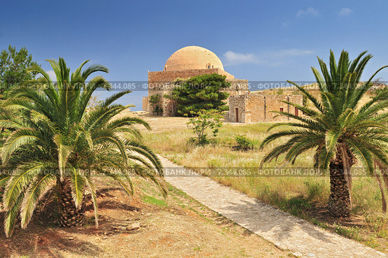 The mosque of Sultan Ibrahim inside the Venetian fortress of Rethymnon, Crete Greece. Редакционное фото, агентство BE&W Photo / Фотобанк Лори