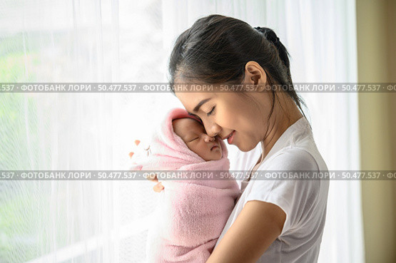The newborn baby sleeping in the embrace of the mother and the nose collided. Стоковое фото, агентство Ingram Publishing / Фотобанк Лори