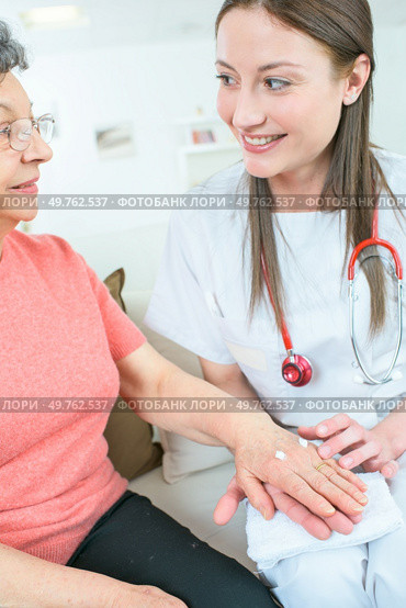 the nurse visits an old lady. Стоковое фото, агентство Ingram Publishing / Фотобанк Лори