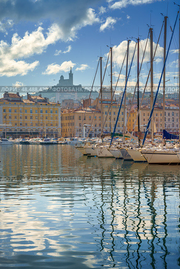 The Old Port Vieux Port of Marseille with Basilique Notre-Dame de la Garde blurred in the fog and the yauchts (2018 год). Стоковое фото, фотограф Сергей Богомяко / Фотобанк Лори