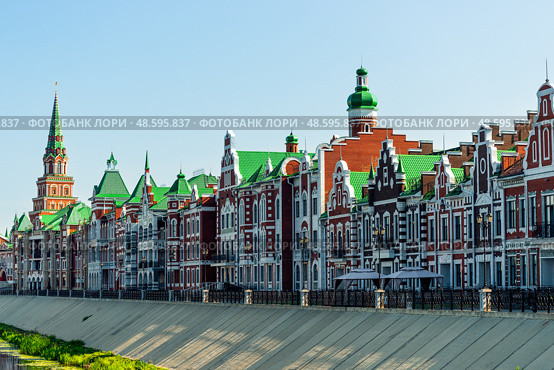 The picturesque embankment of Bruges in Yoshkar-Ola is made in the old European style of Flemish motifs, Northern Gothic, Old Russian style. Russia (2022 год). Стоковое фото, фотограф Константин Лабунский / Фотобанк Лори