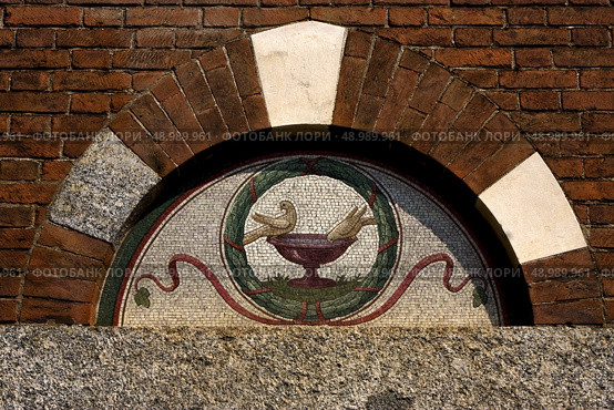the pigeon over the door in san babila in milan. Стоковое фото, агентство Ingram Publishing / Фотобанк Лори