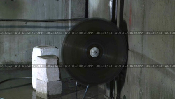 The process of cutting a concrete wall. The round disc cuts concrete. Construction and redevelopment. Стоковое видео, видеограф Дина Дамоцева / Фотобанк Лори
