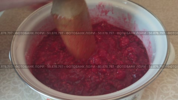 The process of making crushed raspberries with sugar. Homemade preparation of crushed raspberries with sugar. Crushed raspberries with sugar are the cooking step. Стоковое видео, видеограф Андрей Жигальцов / Фотобанк Лори