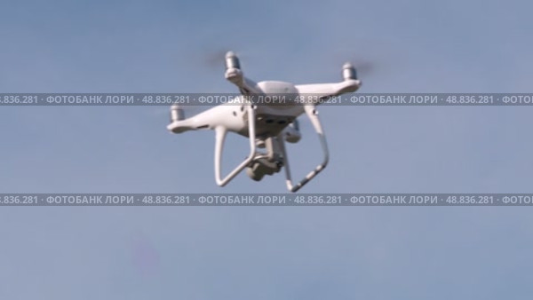 the quadcopter is shooting. Стоковое видео, видеограф Алексей Сергеев / Фотобанк Лори