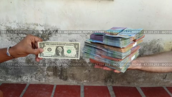 The ratio of the American dollar to Venezuelan money during the economic crisis. Стоковое видео, видеограф Mikhail Davidovich / Фотобанк Лори