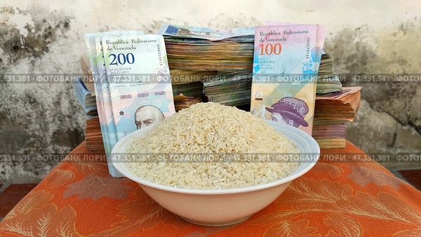 The ratio of Venezuelan money to a bowl of rice. Стоковое фото, фотограф Mikhail Davidovich / Фотобанк Лори