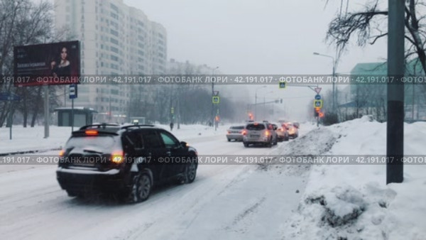 The roadway in the morning during a heavy snowfall in the Kuzminka area. Russia. Moscow 02/16/2024. Редакционное видео, видеограф Ярославский Максим / Фотобанк Лори