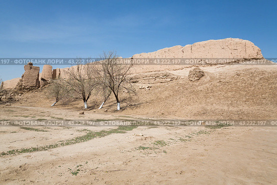 The ruins of fortress Katta Guldursun Qala (2022 год). Стоковое фото, фотограф Юлия Белоусова / Фотобанк Лори