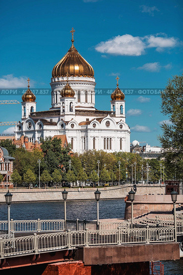 The Russian Orthodox Cathedral. Cathedral of Christ the Savior in Moscow on a sunny day. Russian Federation, Moscow, April 28, 2025.. Стоковое фото, фотограф Photojuli / Фотобанк Лори